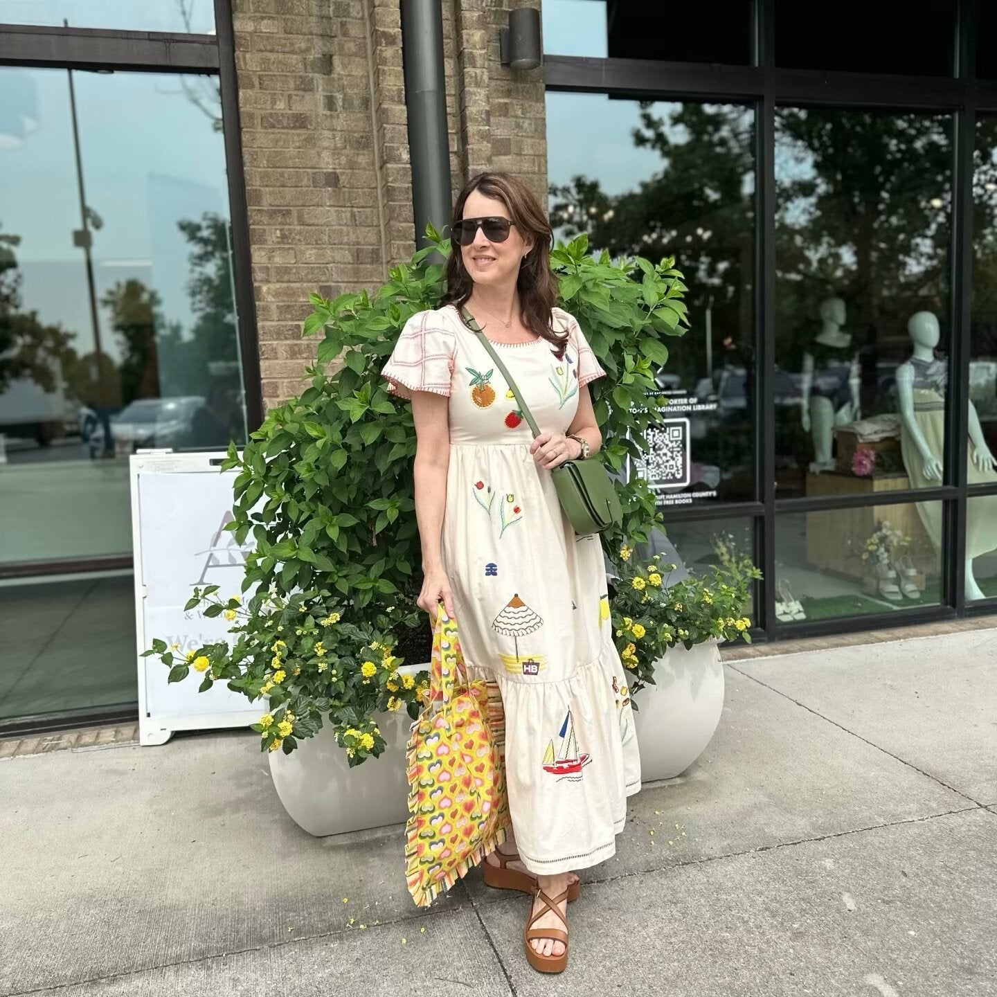 Robe d'été pour femmes avec un design brodé coloré et une coupe décontractée Chic und Stil