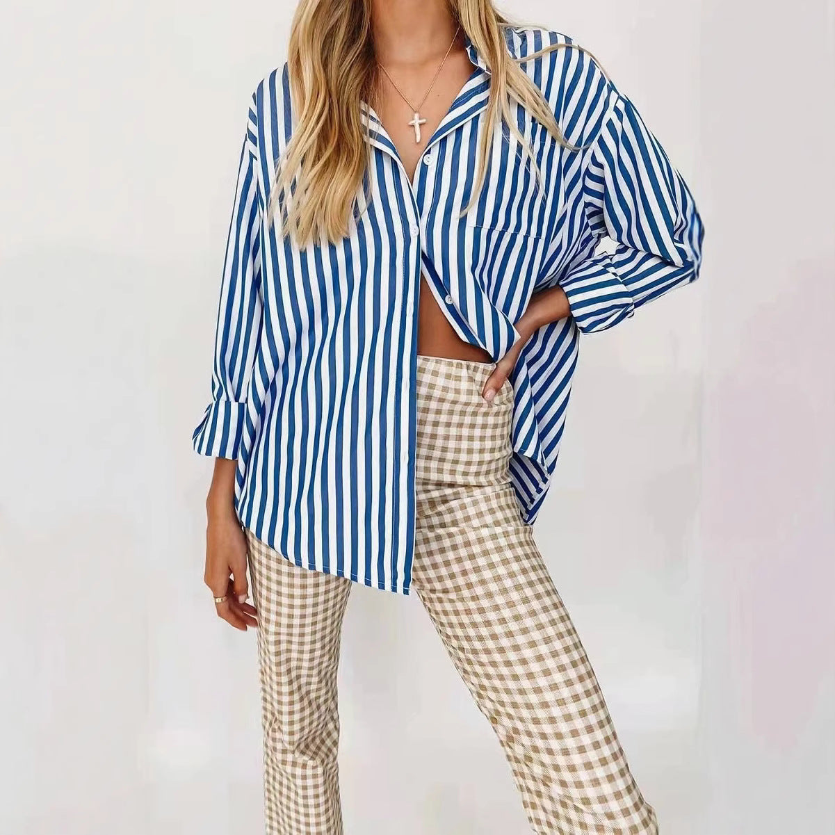 Chemise élégante pour dames avec un fin motif rayé et une poche poitrine pratique Chic und Stil
