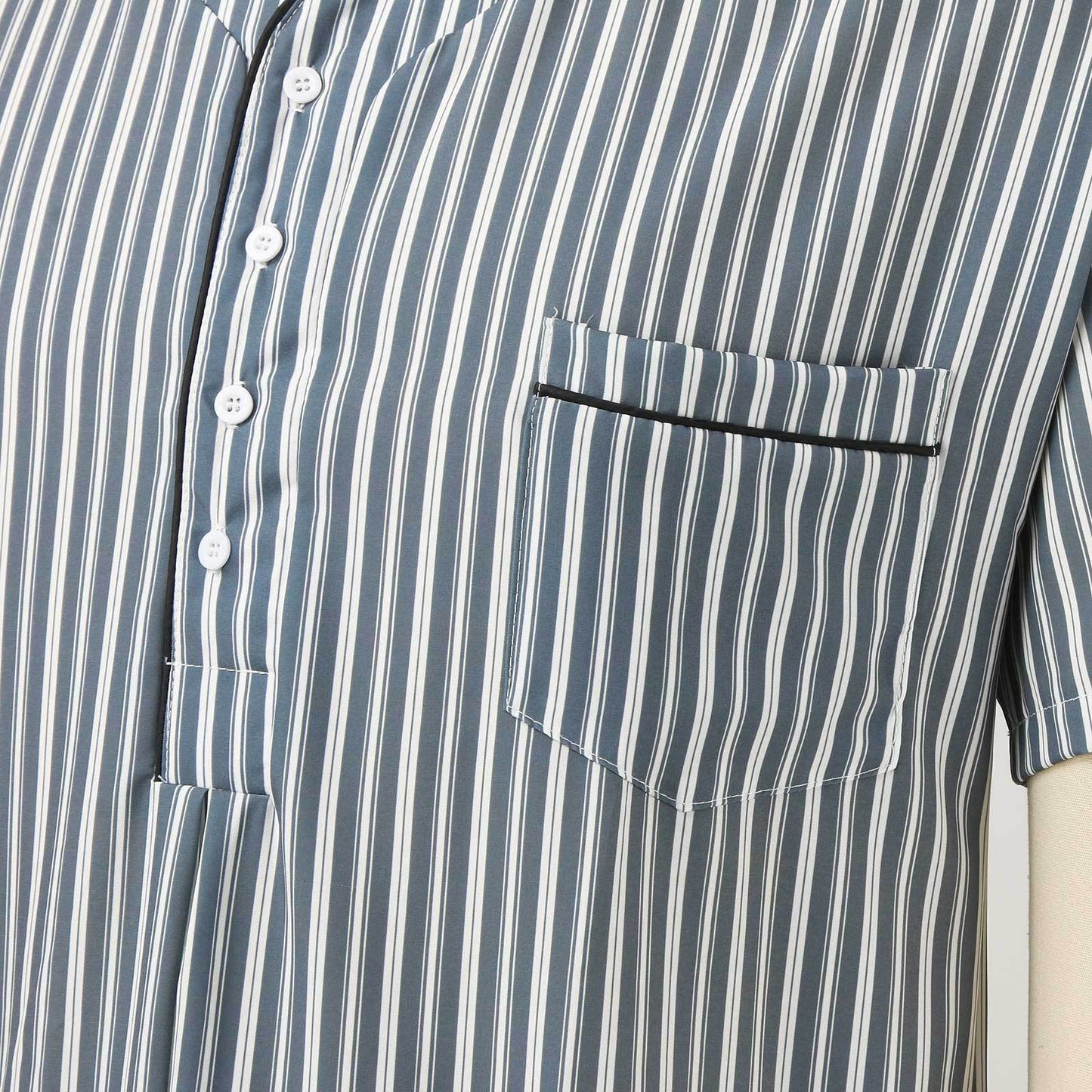 Chemise de nuit pour femmes avec élégantes rayures et pratique patte de boutonnage Chic und Stil