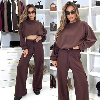 Oversized loungewear set for women with cropped sweatshirt and loose pants Chic und Stil