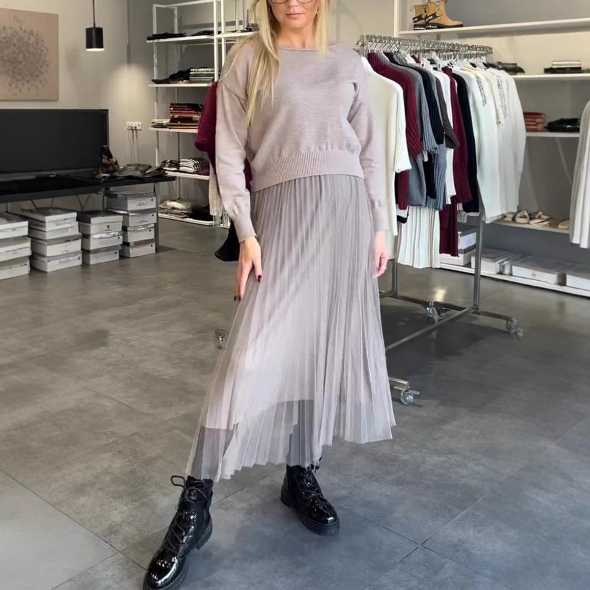 Dames Ensemble élégant jupe plissée et pull Chic und Stil