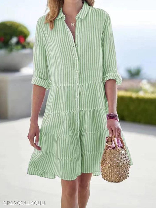 Robe chemise pour femmes avec un design rayé et une élégante patte de boutonnage Chic und Stil