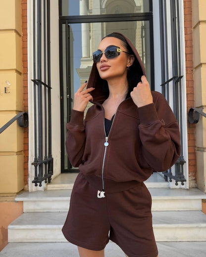 Ensemble de veste à capuche tendance pour femmes et shorts Chic und Stil