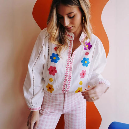 Chemisier pour femme avec broderies colorées et design romantique à volants Chic und Stil