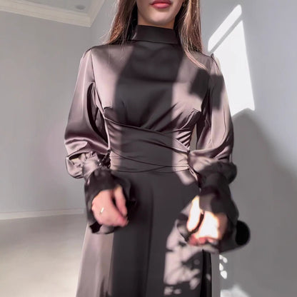 Femmes Robe maxi élégante avec des manches bouffantes voluminaires et une surface en satin de haute qualité Chic und Stil