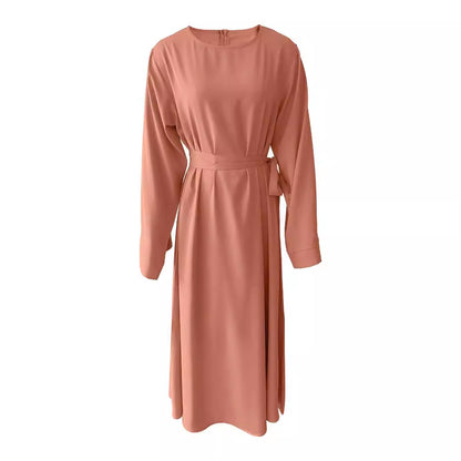 Robe midi pour femmes avec une ceinture de taille élégante et des manches longues Chic und Stil