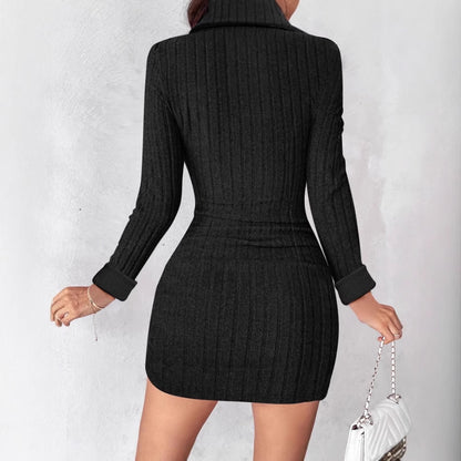 Robe tricot féminine avec décolleté en V et détails de boutons Chic und Stil