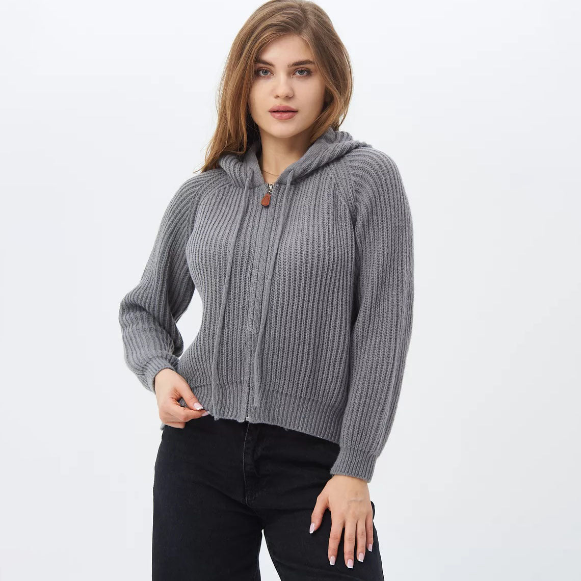 Sweat à capuche court pour femmes en matériau en tricot côtelé doux avec des cordons pratiques Chic & Stil
