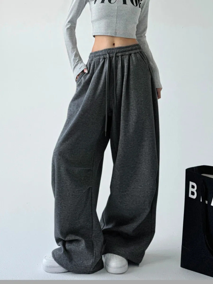 Wide sweatpants for women with elastic waistband and relaxed fit Chic and Style