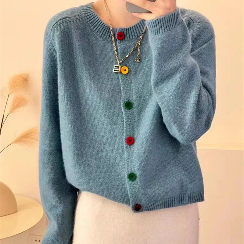 Dames cardigan en peluche avec des détails de boutons colorés et une coupe moderne Chic und Stil