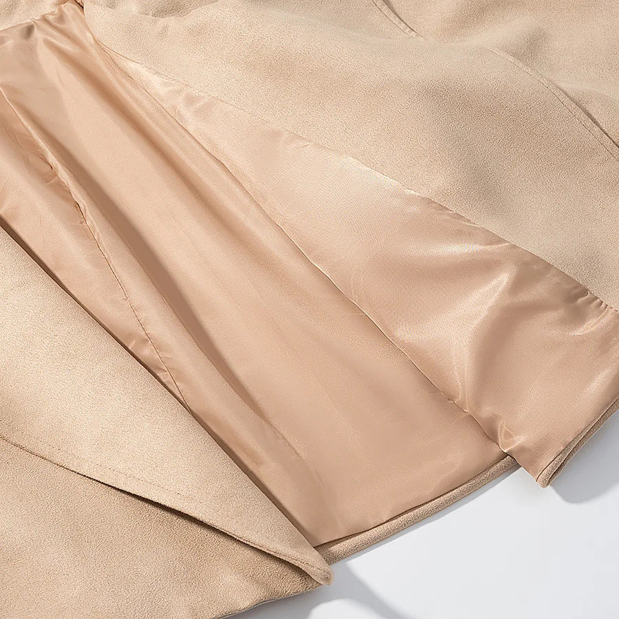 Trendy cropped jacket for women with a wide lapel and a fitted belt Chic und Stil