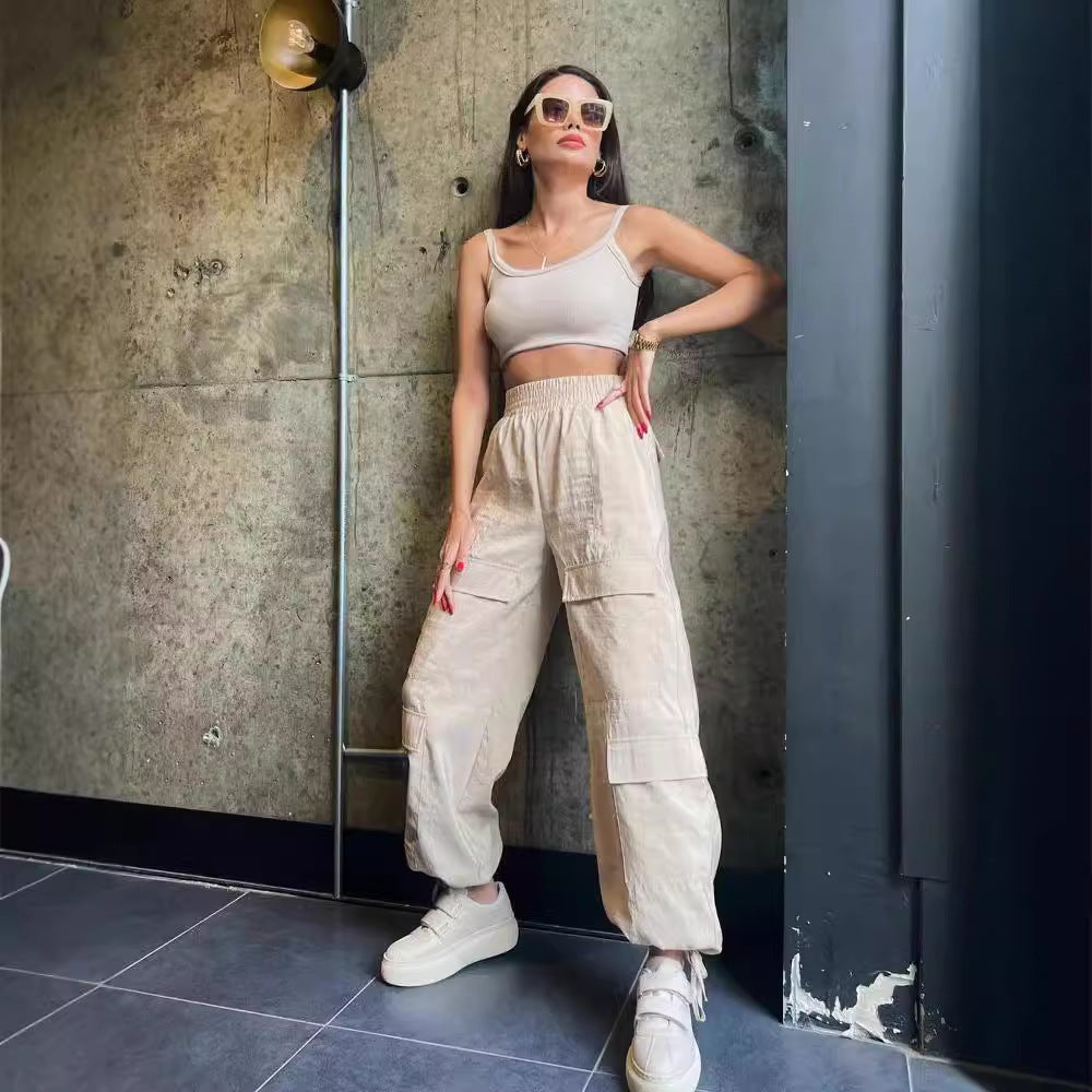 High-waisted elastic cargo pants for women with practical pockets Chic and Style