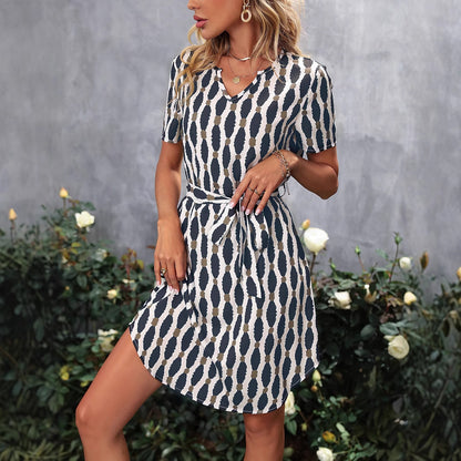 Robe portefeuille pour femmes avec motif graphique et ceinture à la taille Chic und Stil