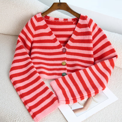 Dame Crop-Cardigan avec des boutons colorés et un motif rayé tendance Chic und Stil