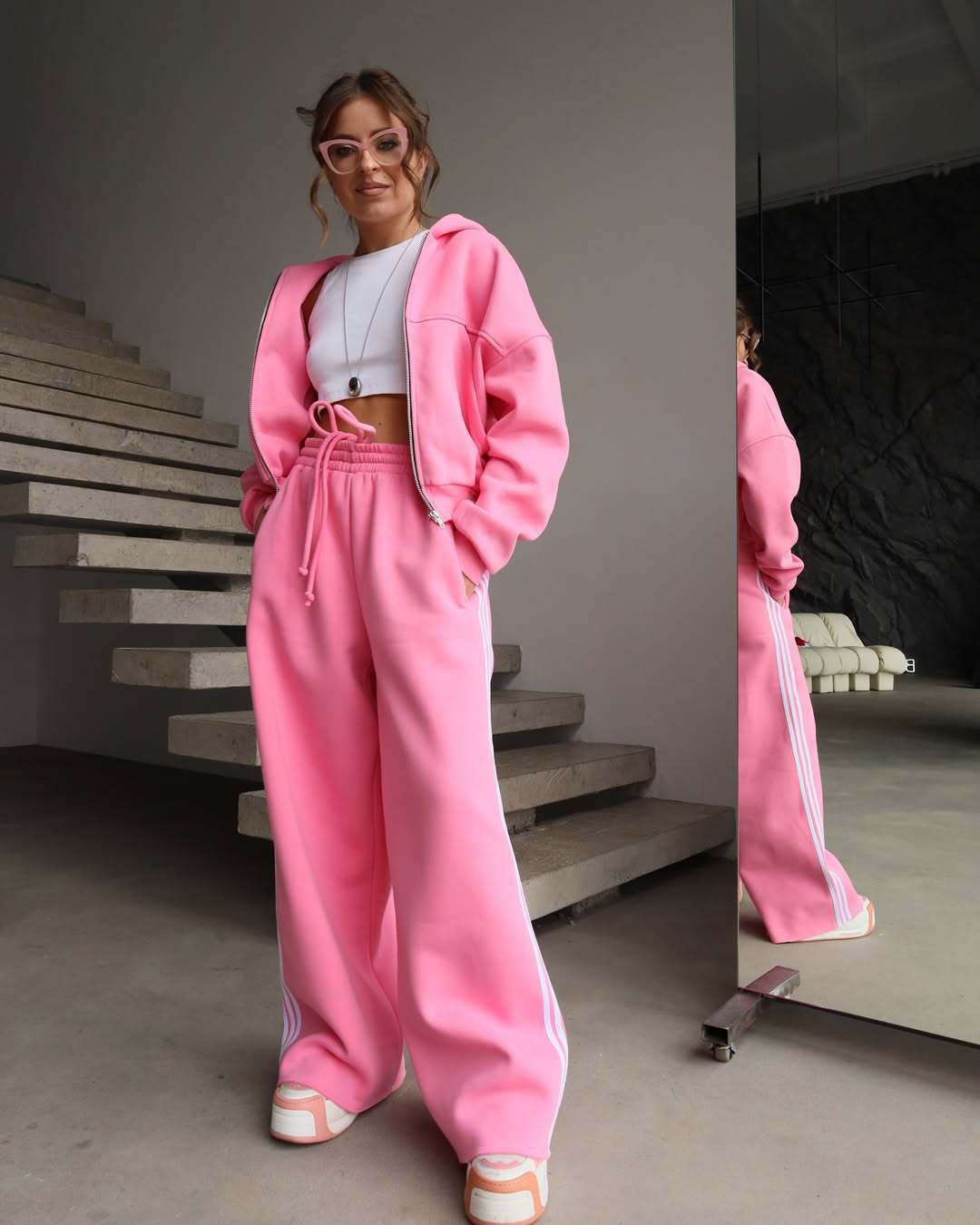 Sporty loungewear set for women with short jacket and comfortable jogger pants Chic and Style