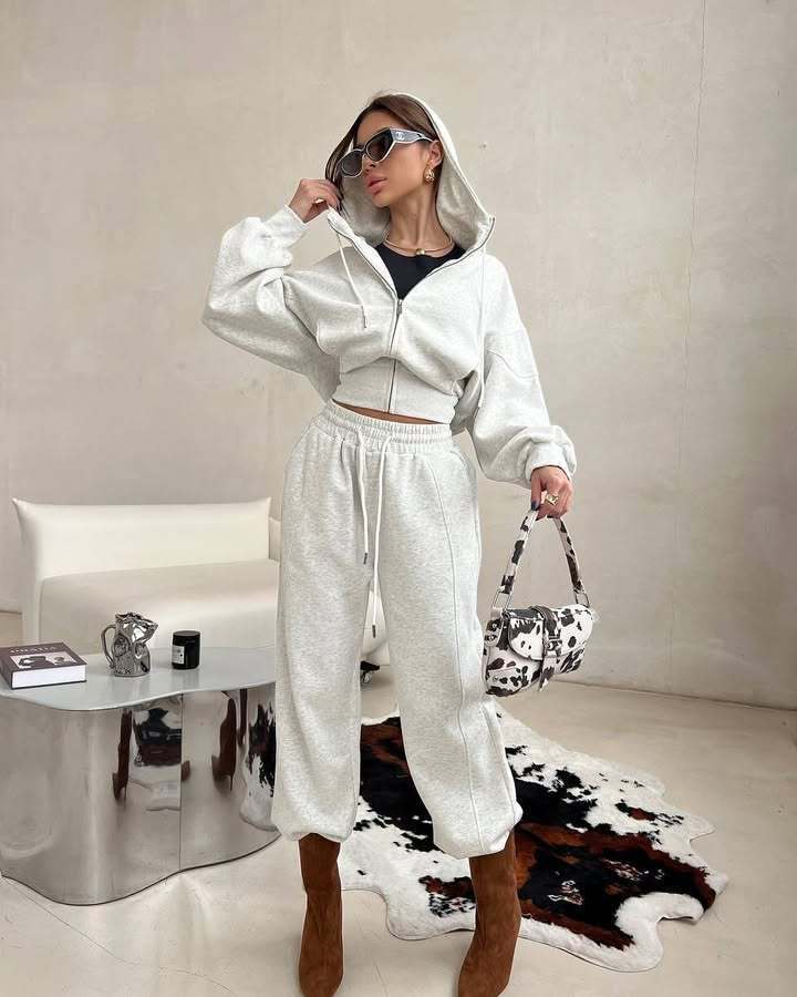 Sporty short hoodie set for women and wide jogging pants with stylish accents Chic und Stil