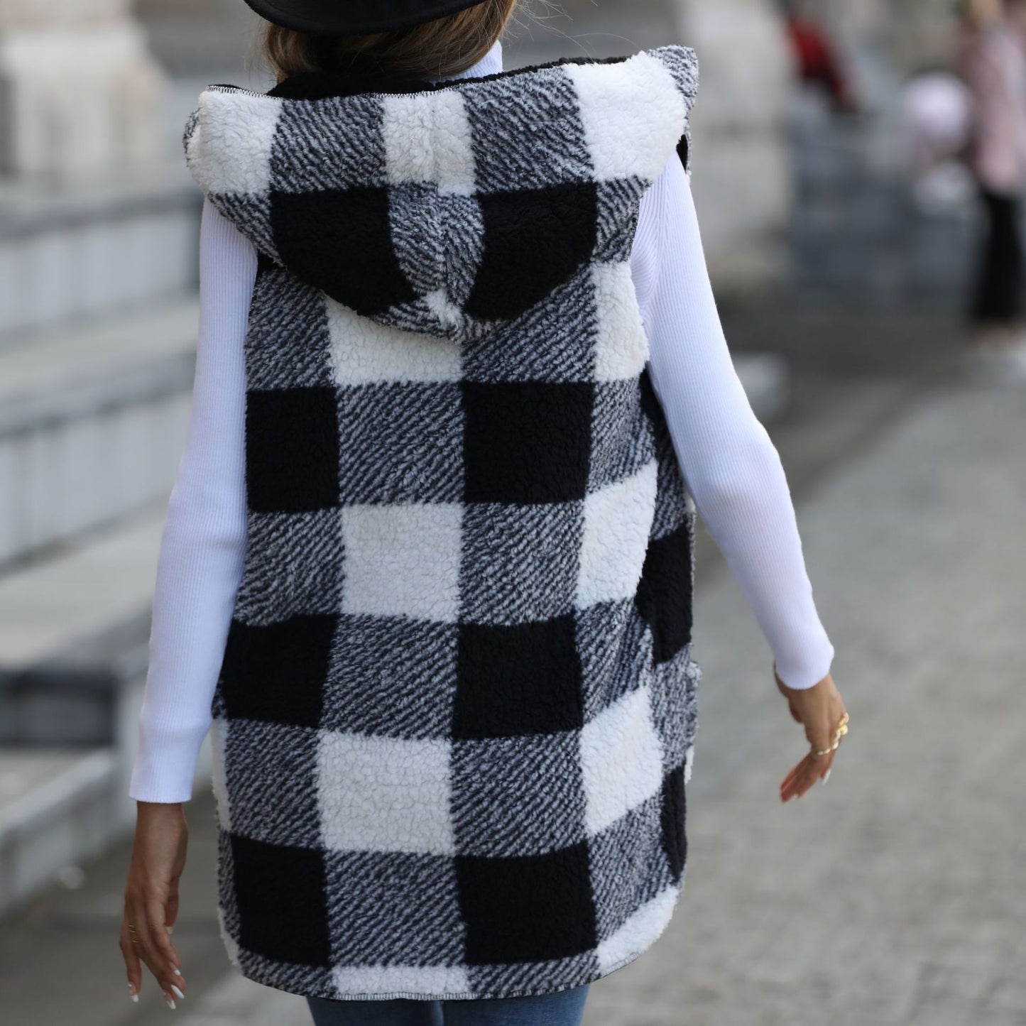 Dames gilet en polaire avec capuche et motif à carreaux Chic und Stil