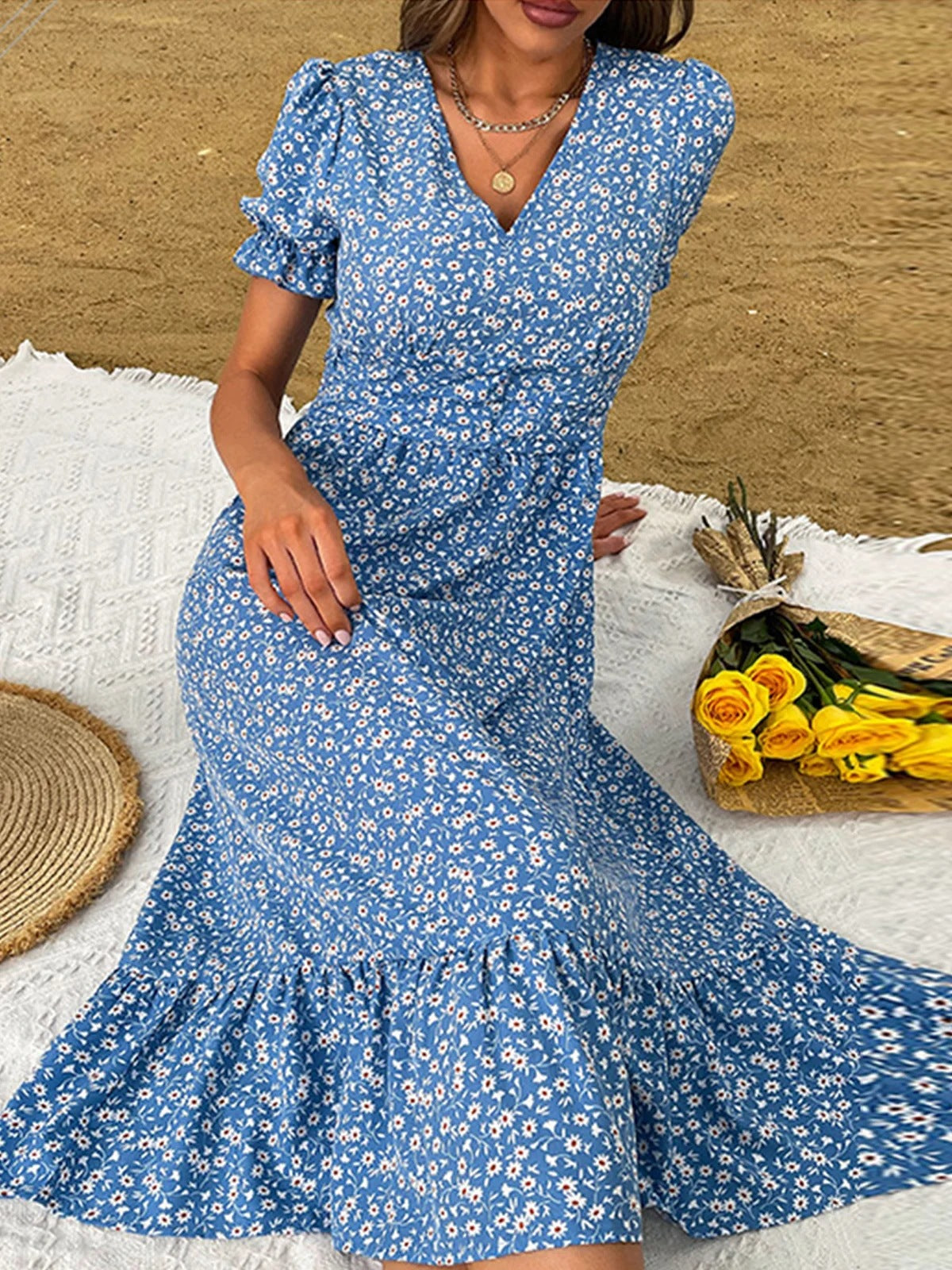 Robe maxi femme avec détail en volants fleuris et décolleté en V Chic und Stil