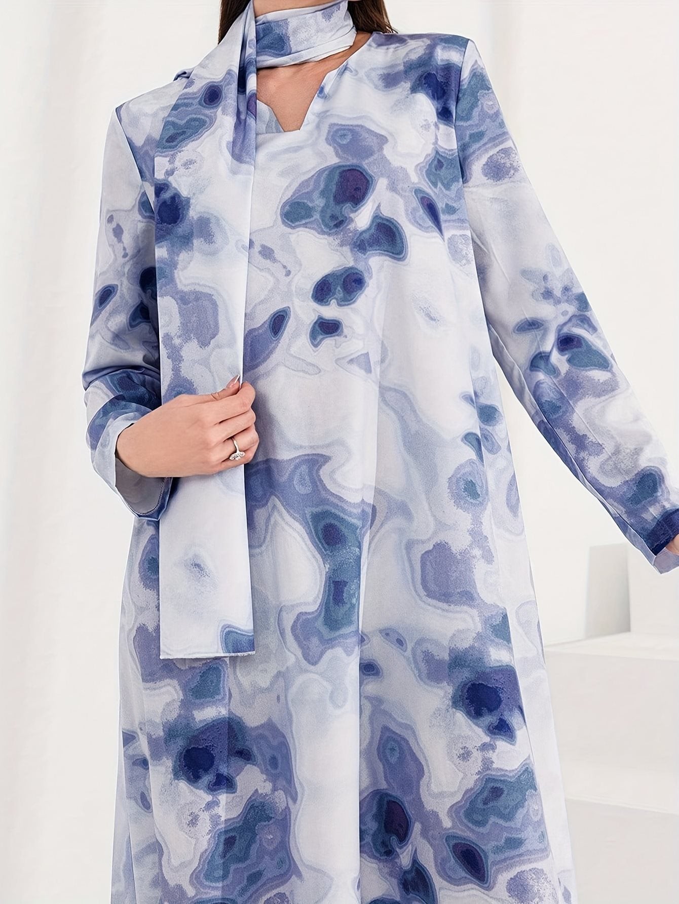 Robe maxi femme avec motif artistique et col montant élégant Chic und Stil