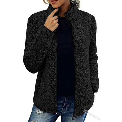 Soft fleece jacket for women with a high collar and side pockets Chic und Stil