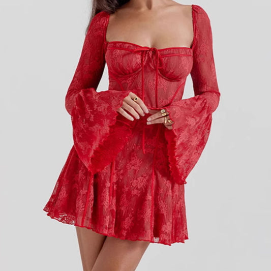 Robe de cocktail en dentelle pour femmes avec design épaules nues et détails à volants Chic und Stil
