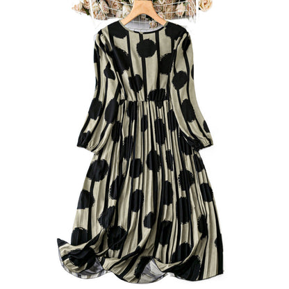 Robe maxi pour femmes avec design à pois à rayures et manches bouffantes Chic und Stil