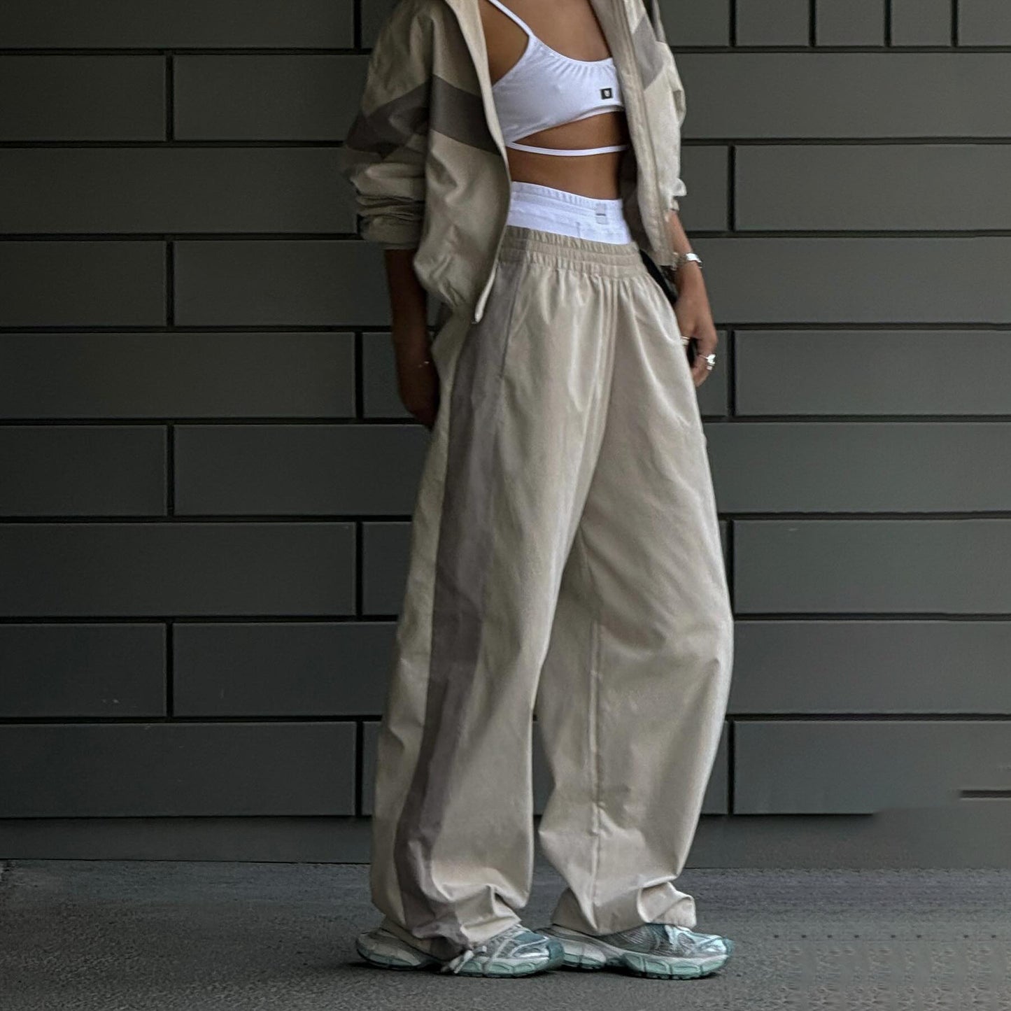 Casual pants for women with a loose fit and elastic waist Chic und Stil