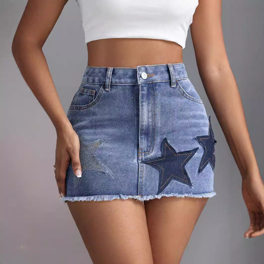 Jupe mini pour femmes avec applications d'étoiles et ourlet effiloché Chic und Stil