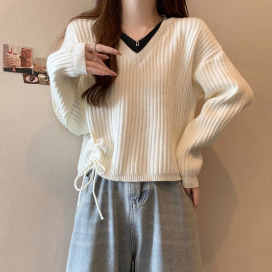 Pull condescendant à col en V pour femmes avec texture côtelée et cordons latéraux à la mode Chic und Stil
