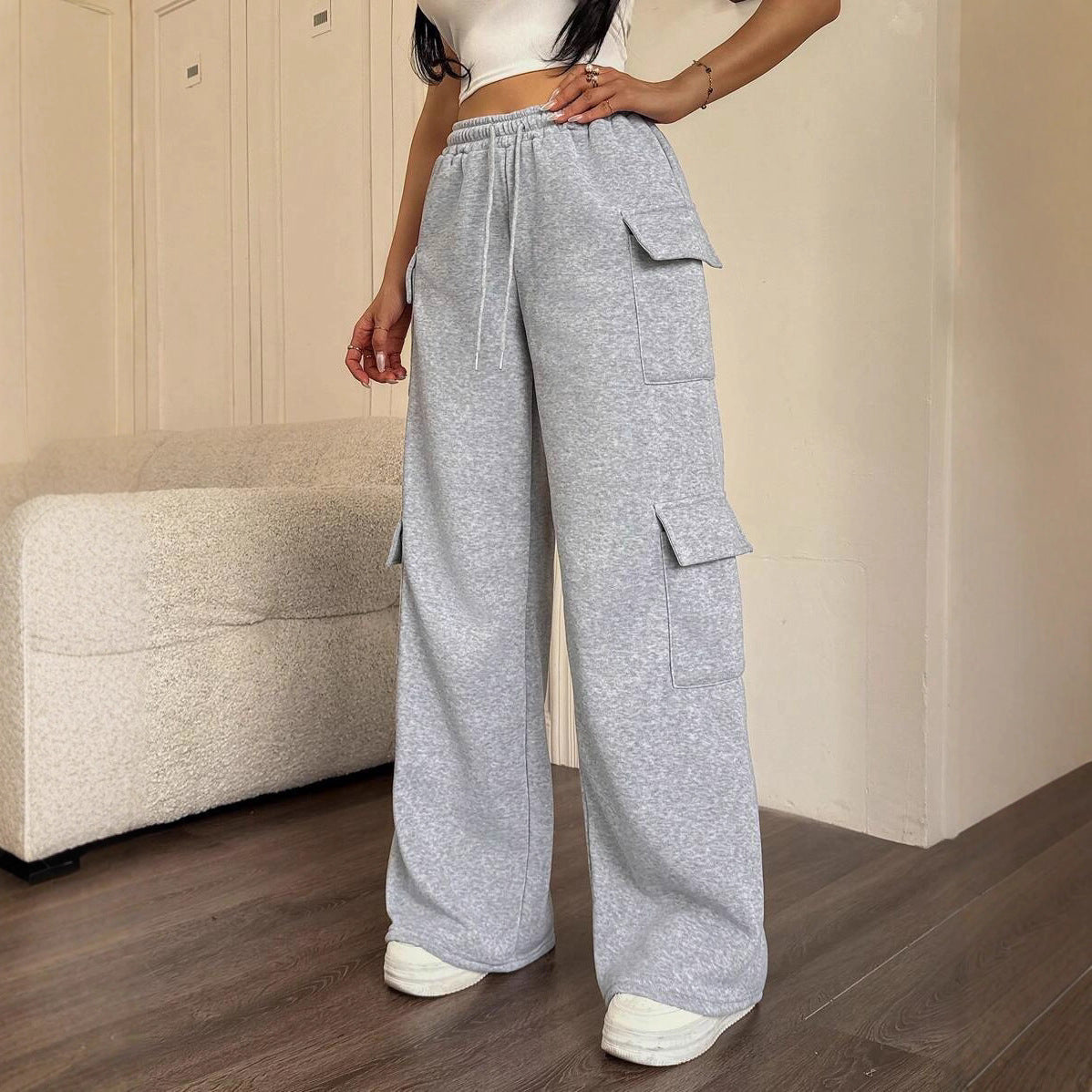 Wide cargo pants for women with side pockets and elastic waistband Chic und Stil