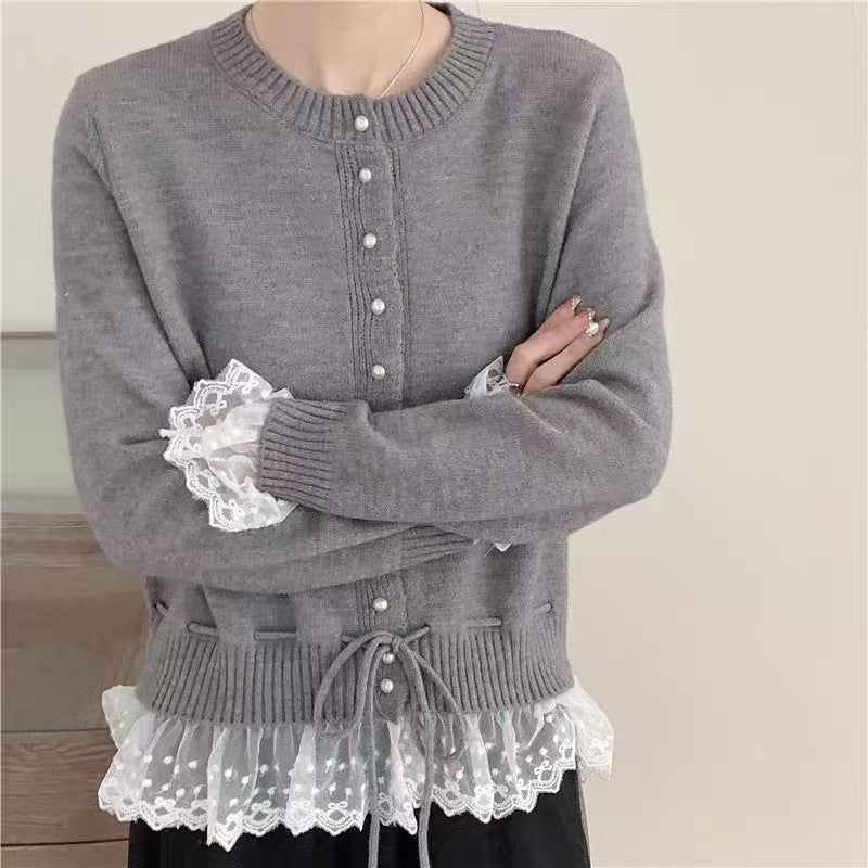 Cardigan en tricot romantique pour femmes avec dentelle et détails de boutons Chic und Stil