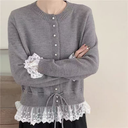 Cardigan en tricot romantique pour femmes avec dentelle et détails de boutons Chic und Stil