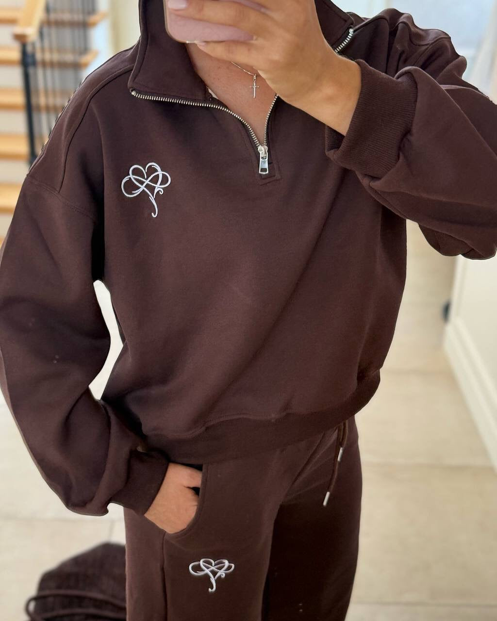 Pull sportif féminin avec fermeture éclair demi-longue et logo contrastant Chic und Stil