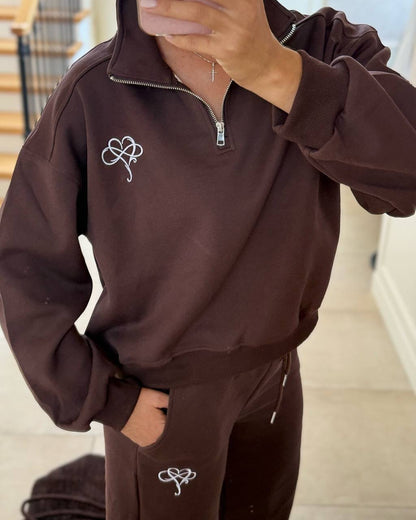 Pull sportif féminin avec fermeture éclair demi-longue et logo contrastant Chic und Stil