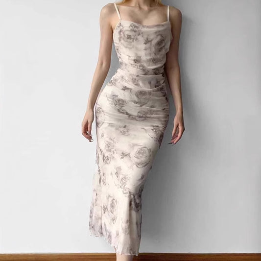 Robe maxi ajustée pour femmes avec des volants raffinés et un motif floral Chic und Stil