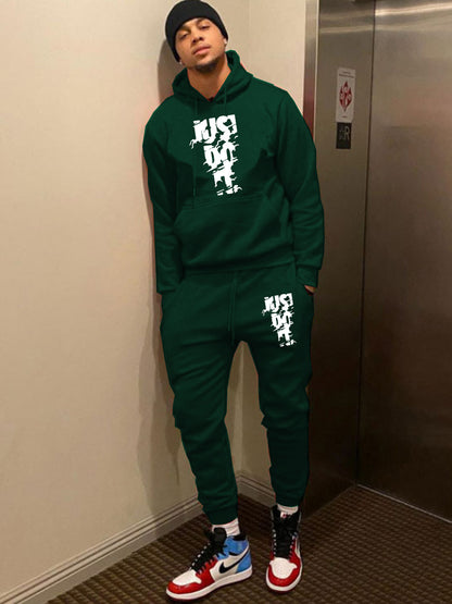 Women's sporty hoodie and jogger pants set with modern logo design Chic und Stil