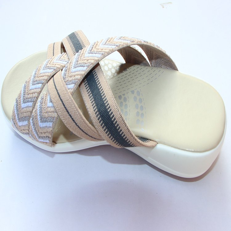 Sandales pour dames confortables avec semelle ergonomique et sangles réglables Chic und Stil