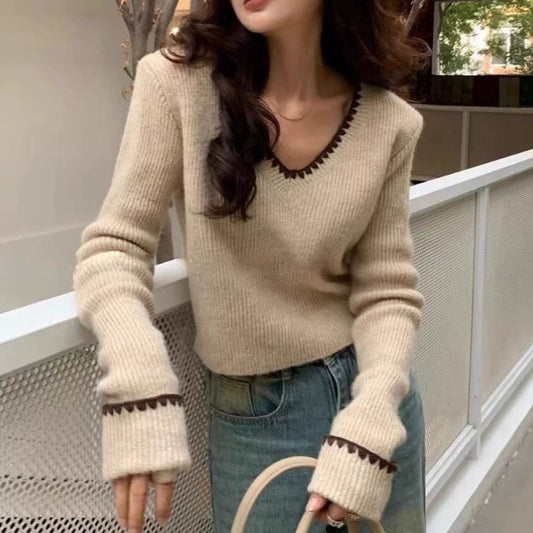 Pull en tricot à col V pour dames avec finitions décoratives Chic und Stil