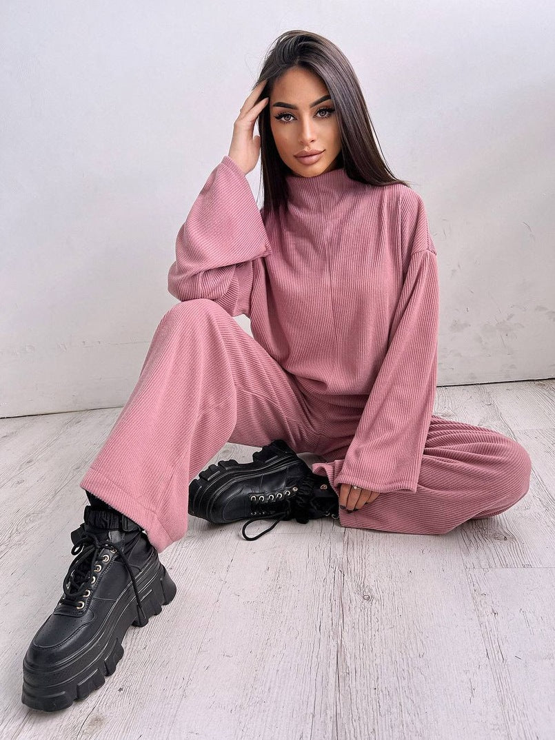 Women's casual jumpsuit in soft ribbed fabric. Chic and stylish.