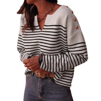 Pull féminin à la mode avec de larges rayures et des détails de boutons élégants Chic und Stil