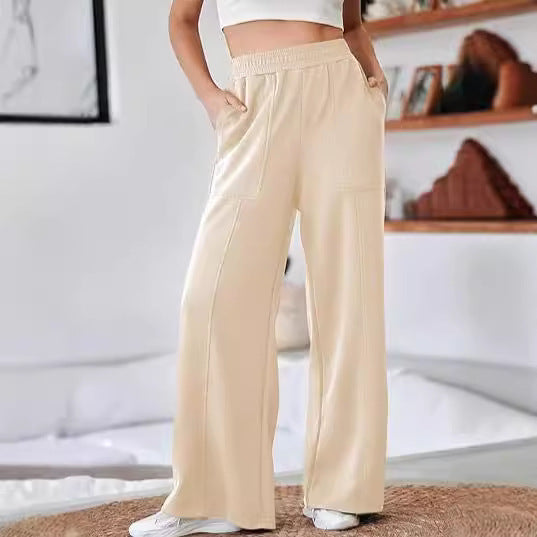 Loose sports pants for women with elastic waistband and practical side pockets Chic and Style