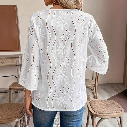 Blouse brodée pour femmes avec un élégant décolleté en V et des manches 3/4 Chic und Stil
