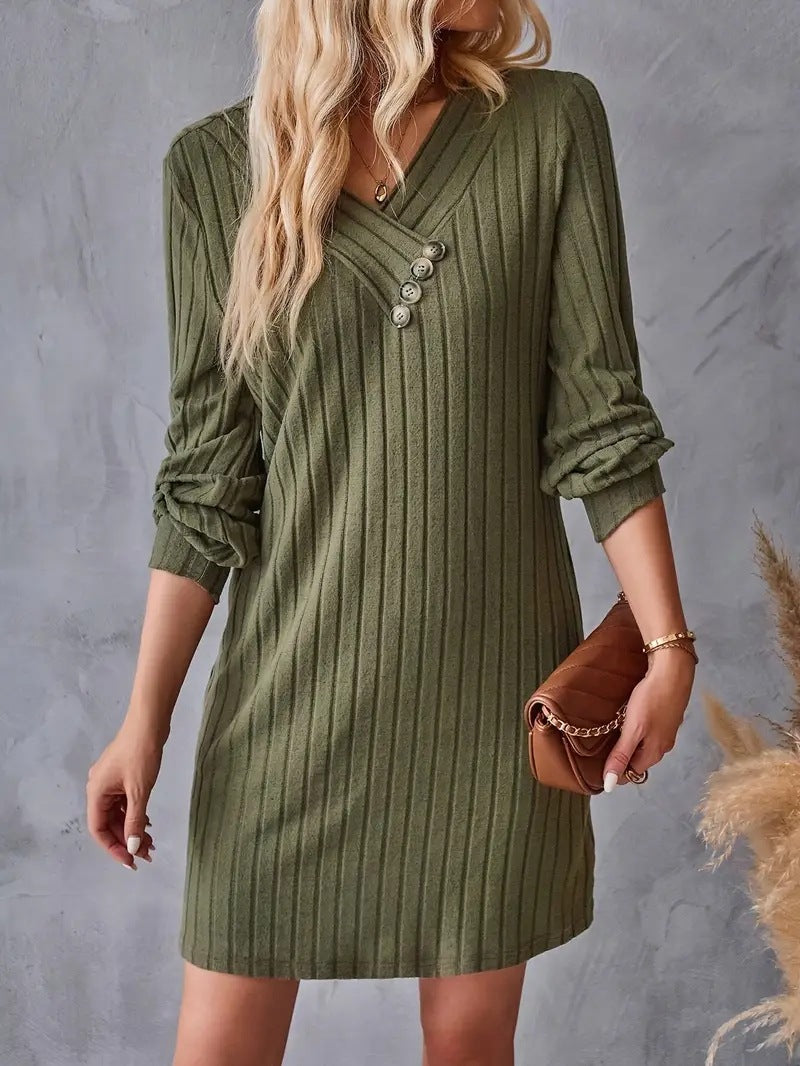 Robe tube pour femmes avec un élégant décolleté en V et des boutons décoratifs Chic und Stil