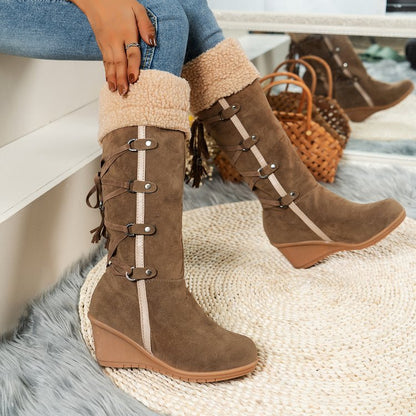 Bottes compensées pour femmes avec intérieur matelassé et design de laçage tendance Chic und Stil