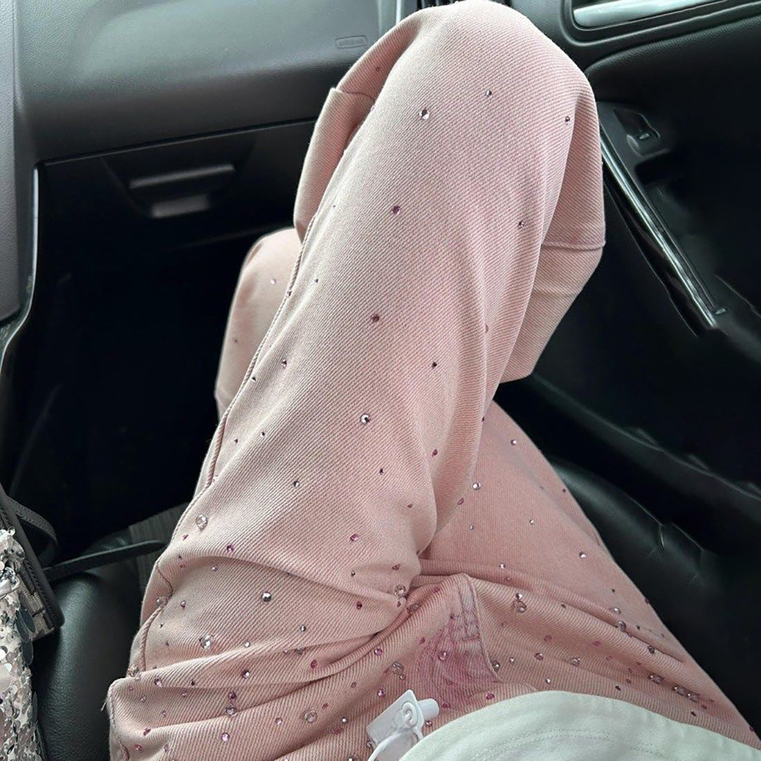 Women's denim pants with elegant pearl embellishments and a trendy cut Chic und Stil