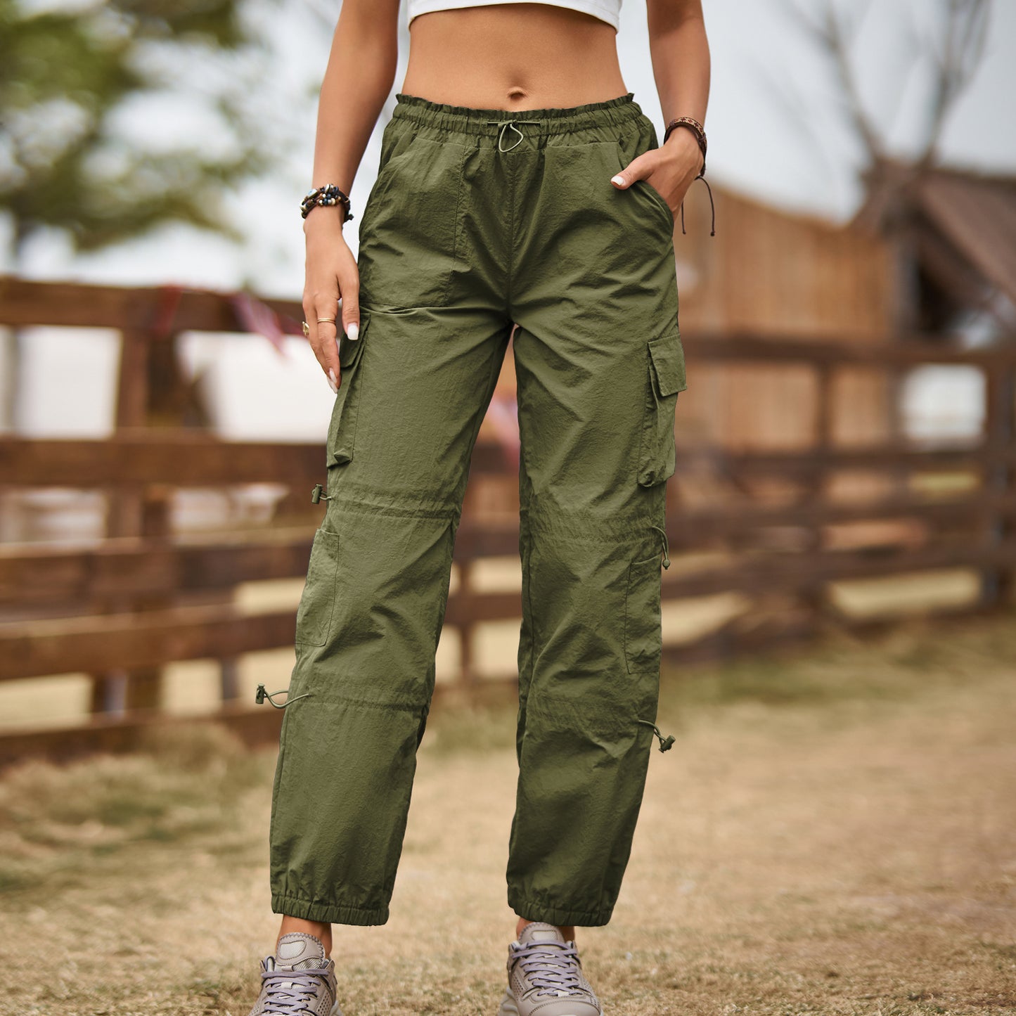 Pantalons jogger cargo pour femmes avec cordon de serrage et détails de poches Chic und Stil