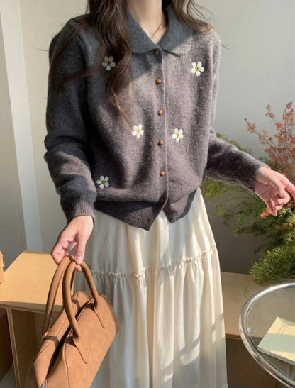 Dame cardigan avec des applications florales et un col classique Chic und Stil