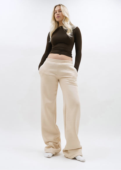 Comfortable sweatpants for women with elastic waist and side pockets Chic and Style