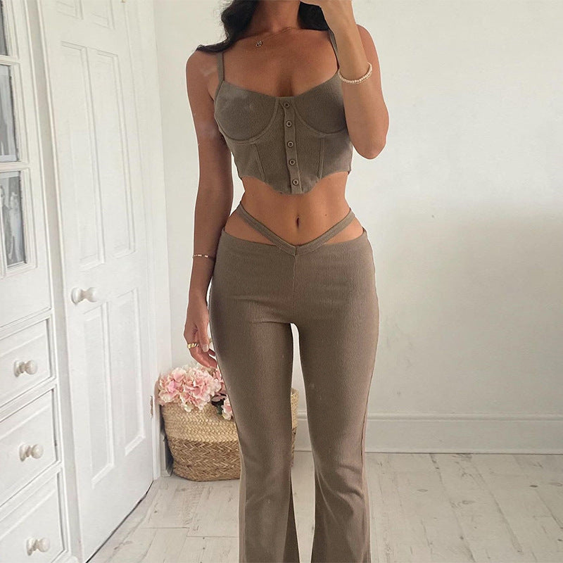 Trendy outfit for women consisting of a crop top with button details and flared pants Chic und Stil