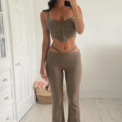 Trendy outfit for women consisting of a crop top with button details and flared pants Chic und Stil